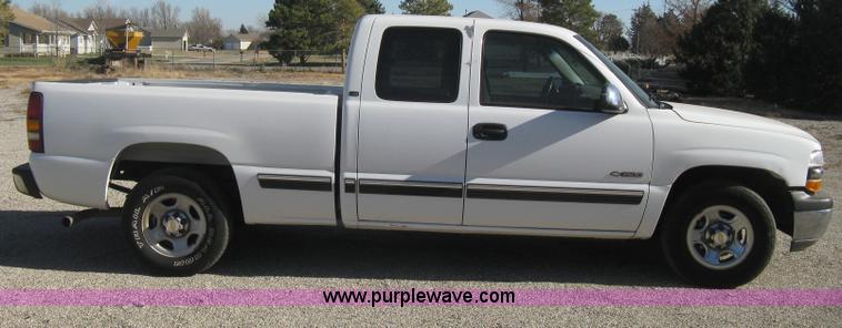 image for item B8471 2001 Chevrolet Silverado 1500 LS Extended Cab pickup truck