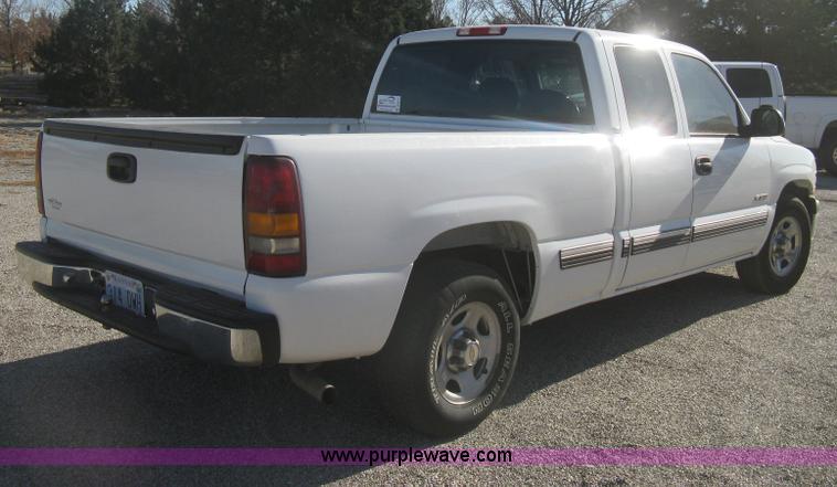 image for item B8471 2001 Chevrolet Silverado 1500 LS Extended Cab pickup truck
