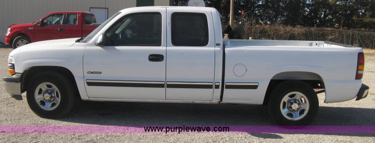 image for item B8471 2001 Chevrolet Silverado 1500 LS Extended Cab pickup truck