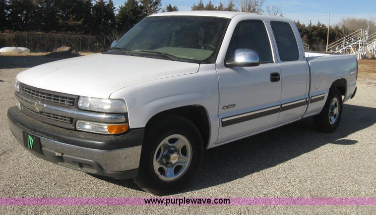 image for item B8471 2001 Chevrolet Silverado 1500 LS Extended Cab pickup truck