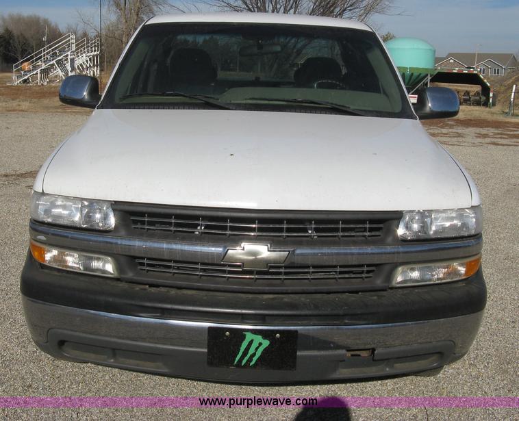 image for item B8471 2001 Chevrolet Silverado 1500 LS Extended Cab pickup truck