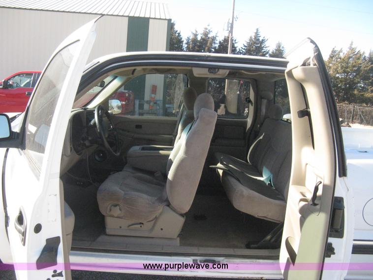 image for item B8471 2001 Chevrolet Silverado 1500 LS Extended Cab pickup truck