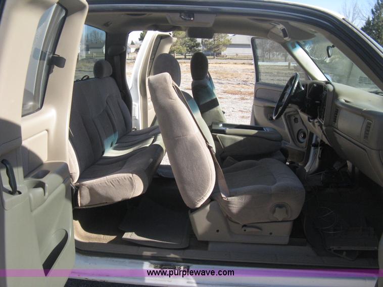 image for item B8471 2001 Chevrolet Silverado 1500 LS Extended Cab pickup truck