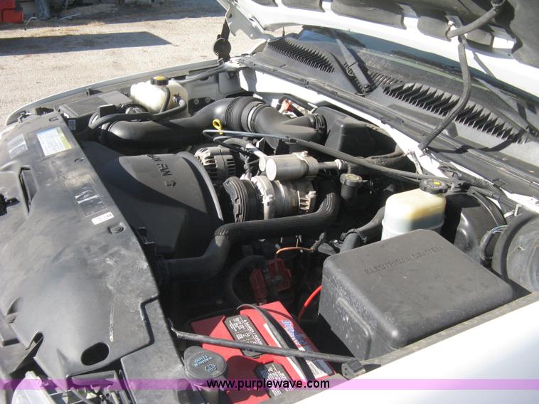 image for item B8471 2001 Chevrolet Silverado 1500 LS Extended Cab pickup truck