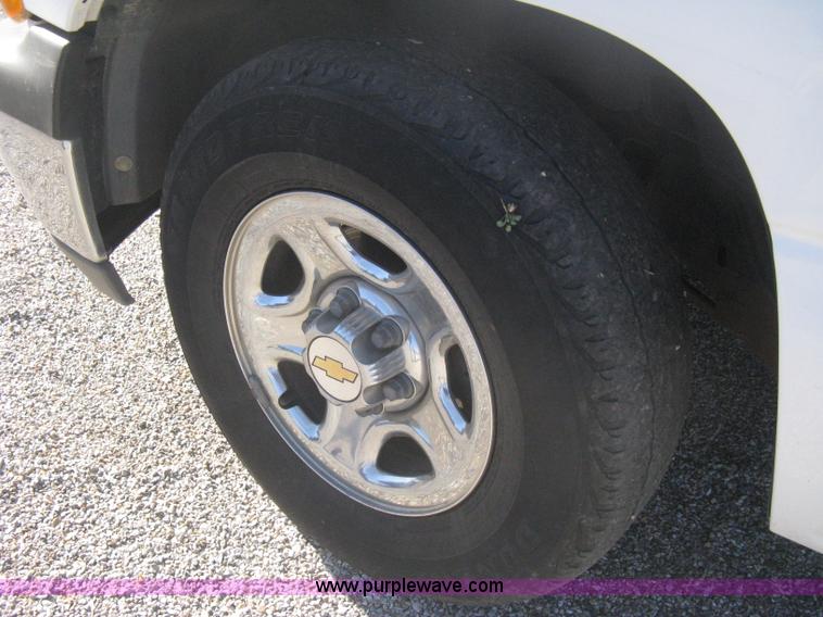 image for item B8471 2001 Chevrolet Silverado 1500 LS Extended Cab pickup truck