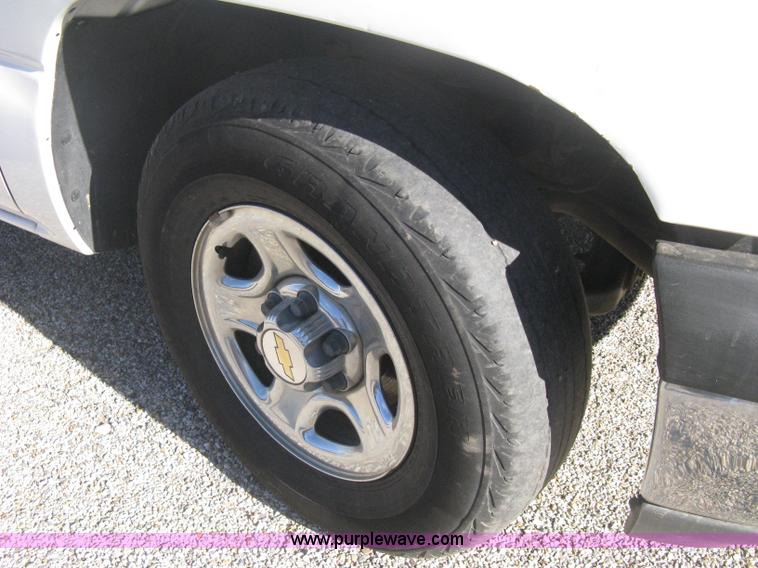 image for item B8471 2001 Chevrolet Silverado 1500 LS Extended Cab pickup truck