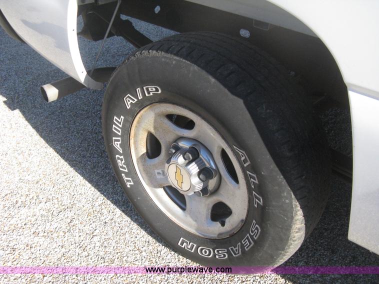 image for item B8471 2001 Chevrolet Silverado 1500 LS Extended Cab pickup truck