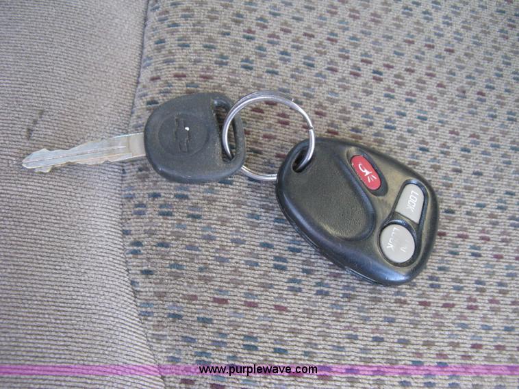 image for item B8471 2001 Chevrolet Silverado 1500 LS Extended Cab pickup truck