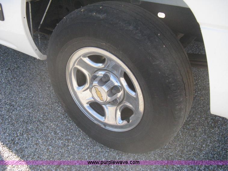 image for item B8471 2001 Chevrolet Silverado 1500 LS Extended Cab pickup truck