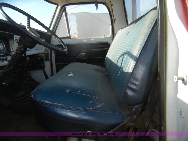 image for item D4520 1974 Ford F600 truck