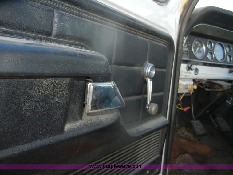 image for item D4520 1974 Ford F600 truck