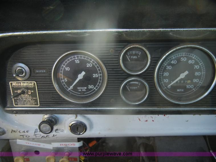 image for item D4520 1974 Ford F600 truck