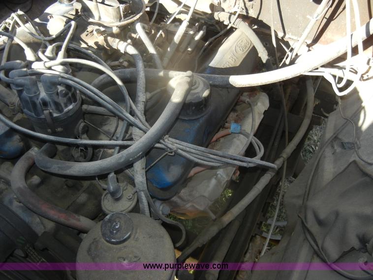 image for item D4520 1974 Ford F600 truck