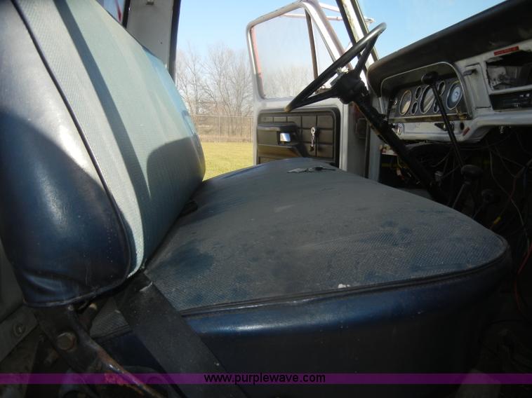 image for item D4520 1974 Ford F600 truck