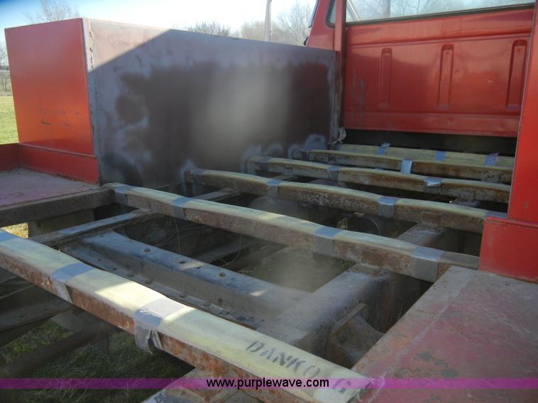 image for item D4520 1974 Ford F600 truck