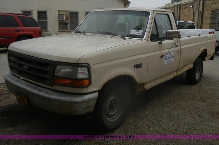 image for item D4536 1993 Ford F150 XL pickup truck