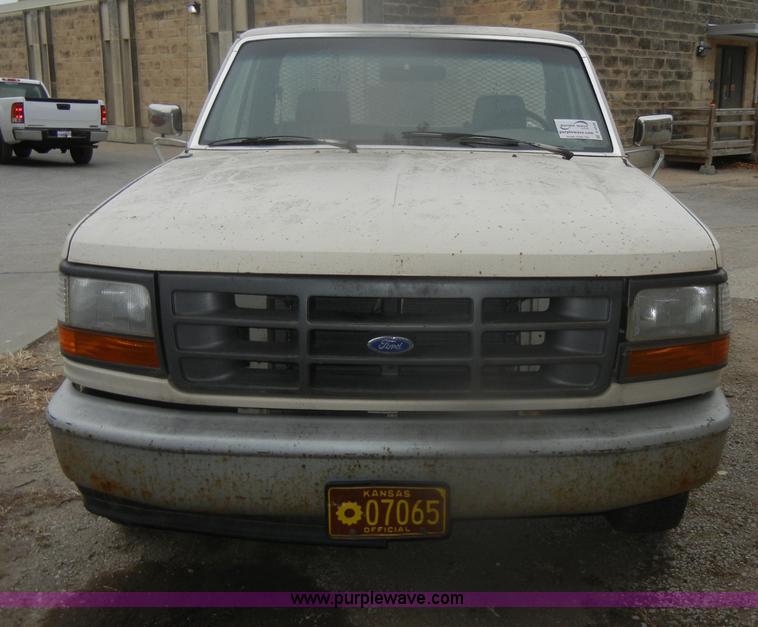 image for item D4536 1993 Ford F150 XL pickup truck