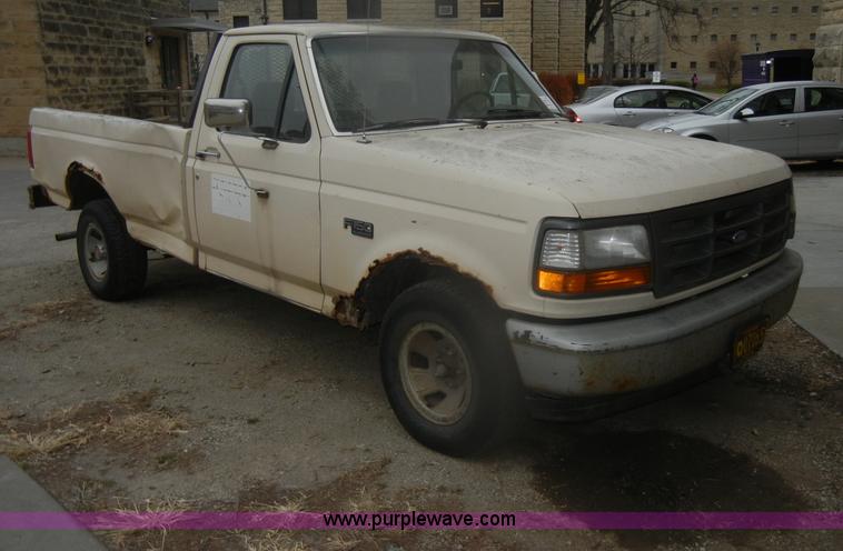 image for item D4536 1993 Ford F150 XL pickup truck
