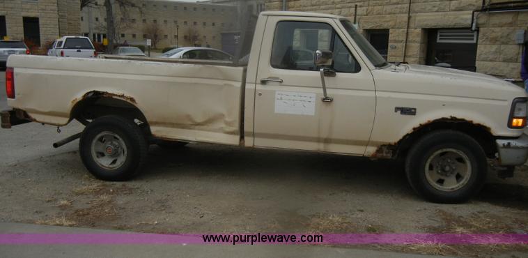 image for item D4536 1993 Ford F150 XL pickup truck