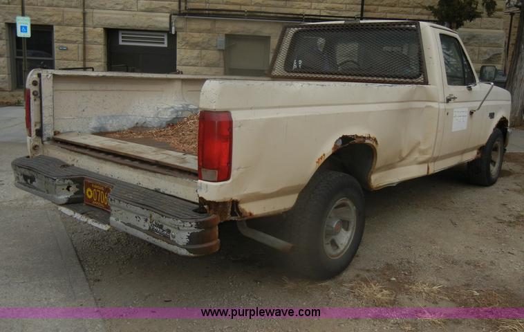 image for item D4536 1993 Ford F150 XL pickup truck