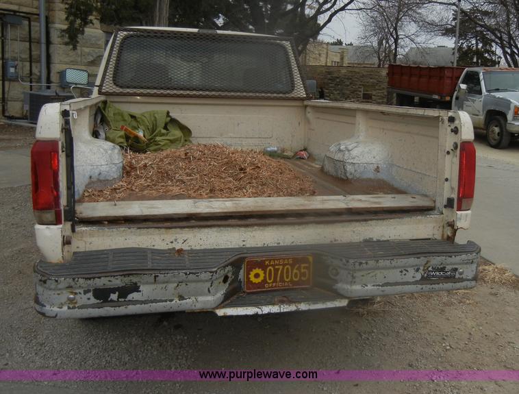 image for item D4536 1993 Ford F150 XL pickup truck