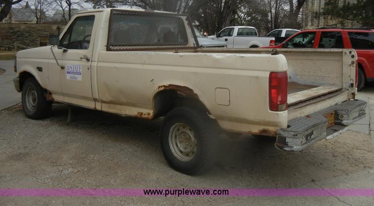 image for item D4536 1993 Ford F150 XL pickup truck