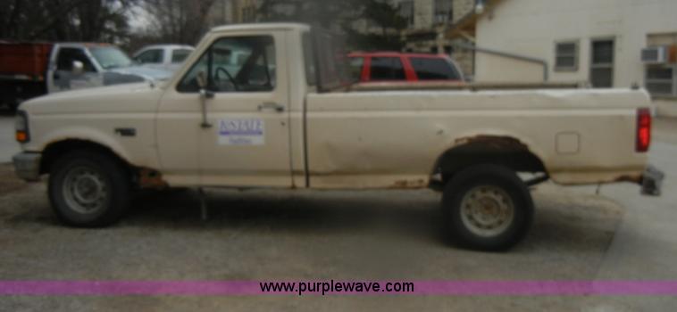 image for item D4536 1993 Ford F150 XL pickup truck