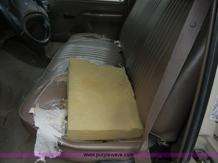 image for item D4536 1993 Ford F150 XL pickup truck