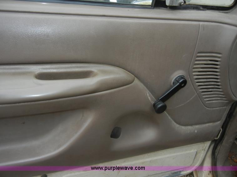 image for item D4536 1993 Ford F150 XL pickup truck