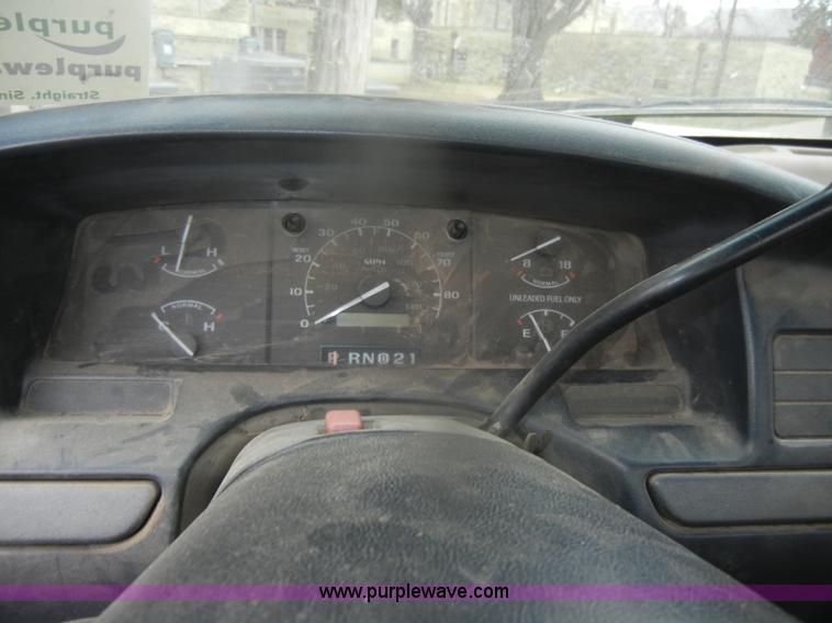 image for item D4536 1993 Ford F150 XL pickup truck