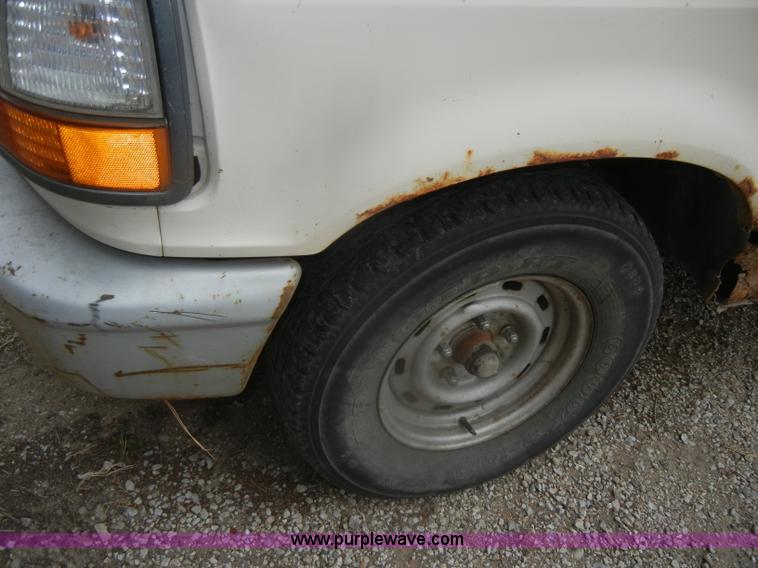 image for item D4536 1993 Ford F150 XL pickup truck
