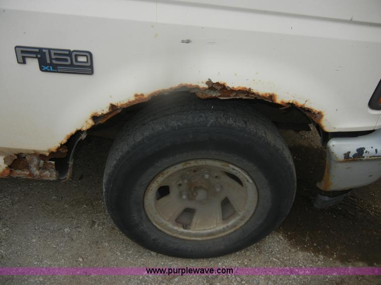image for item D4536 1993 Ford F150 XL pickup truck