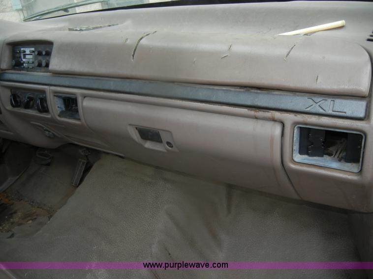 image for item D4536 1993 Ford F150 XL pickup truck