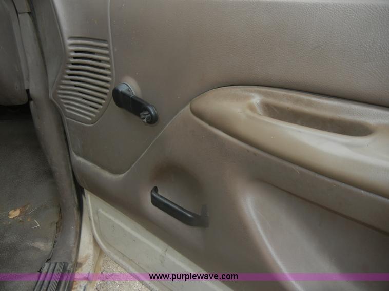 image for item D4536 1993 Ford F150 XL pickup truck