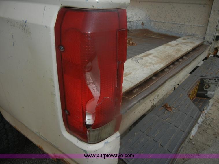 image for item D4536 1993 Ford F150 XL pickup truck