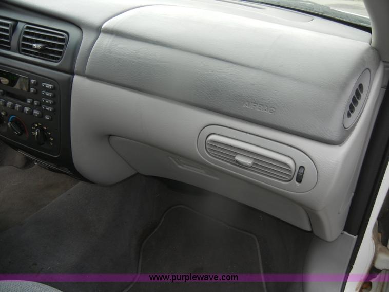 image for item D4547 2000 Ford Taurus SE