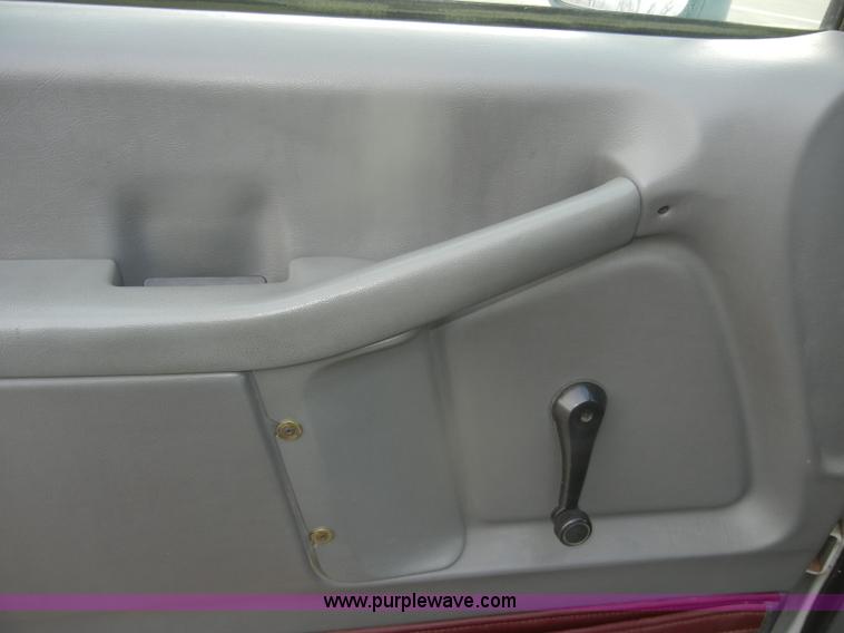 image for item D4550 1995 Ford Aerostar XLT van