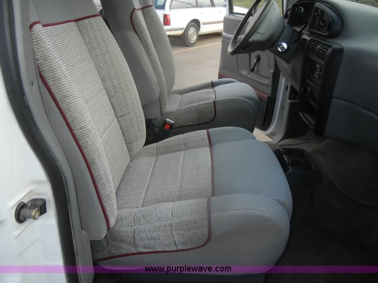 image for item D4550 1995 Ford Aerostar XLT van