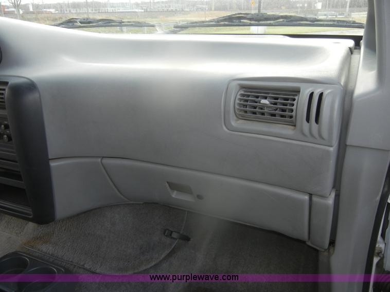 image for item D4550 1995 Ford Aerostar XLT van