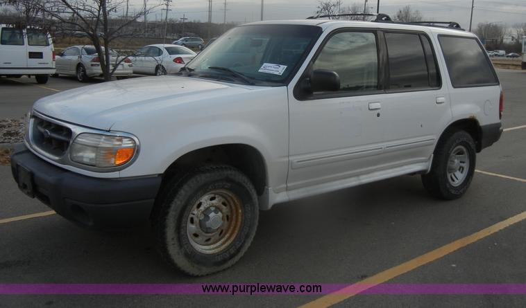 image for item D4551 2000 Ford Explorer XL SUV