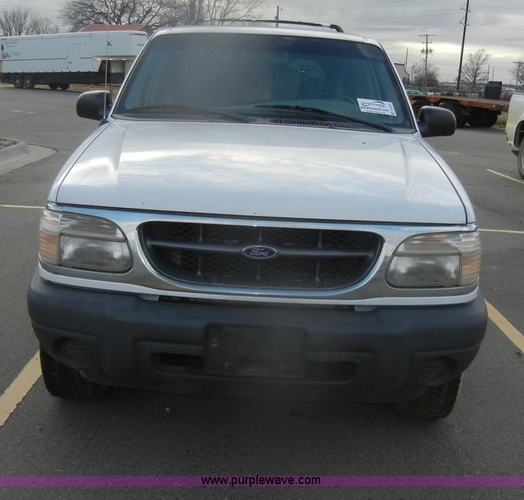 image for item D4551 2000 Ford Explorer XL SUV
