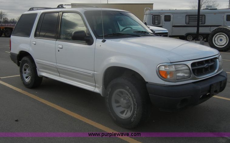 image for item D4551 2000 Ford Explorer XL SUV