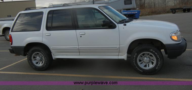 image for item D4551 2000 Ford Explorer XL SUV
