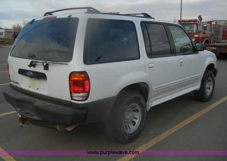 image for item D4551 2000 Ford Explorer XL SUV