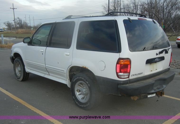 image for item D4551 2000 Ford Explorer XL SUV
