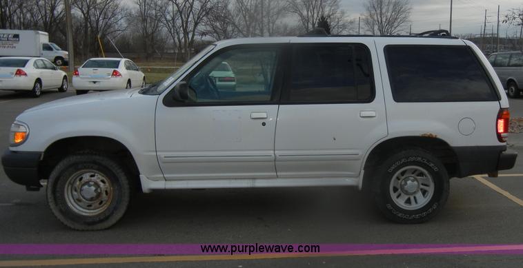 image for item D4551 2000 Ford Explorer XL SUV