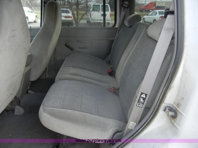 image for item D4551 2000 Ford Explorer XL SUV