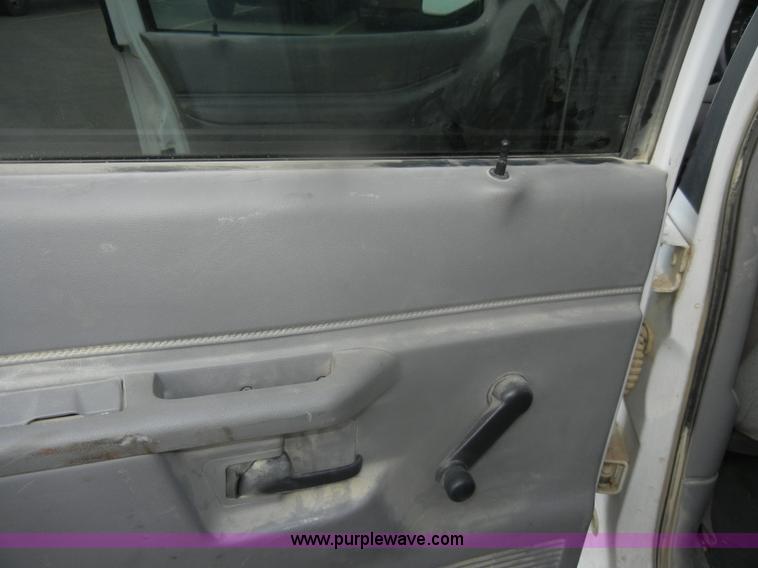 image for item D4551 2000 Ford Explorer XL SUV