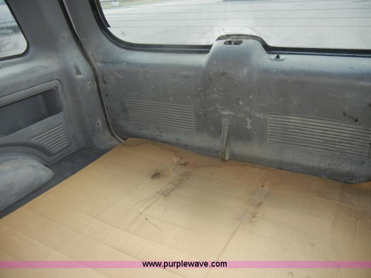 image for item D4551 2000 Ford Explorer XL SUV