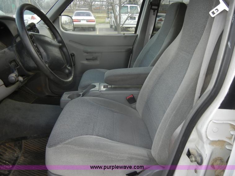 image for item D4551 2000 Ford Explorer XL SUV